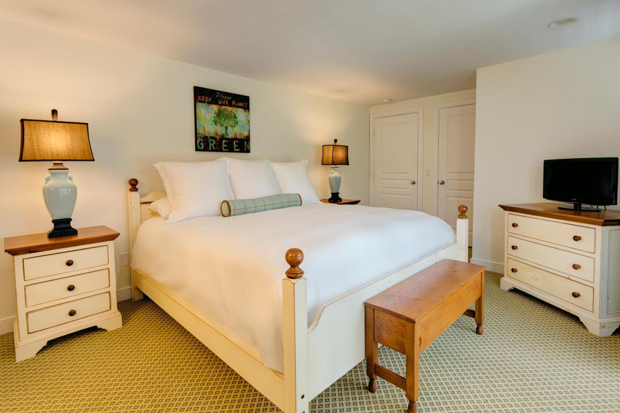 The Highlands At Harbor Springs Hotel Room photo