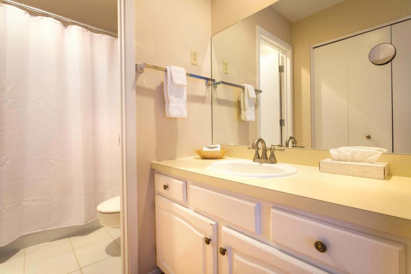 The Highlands At Harbor Springs Hotel Room photo