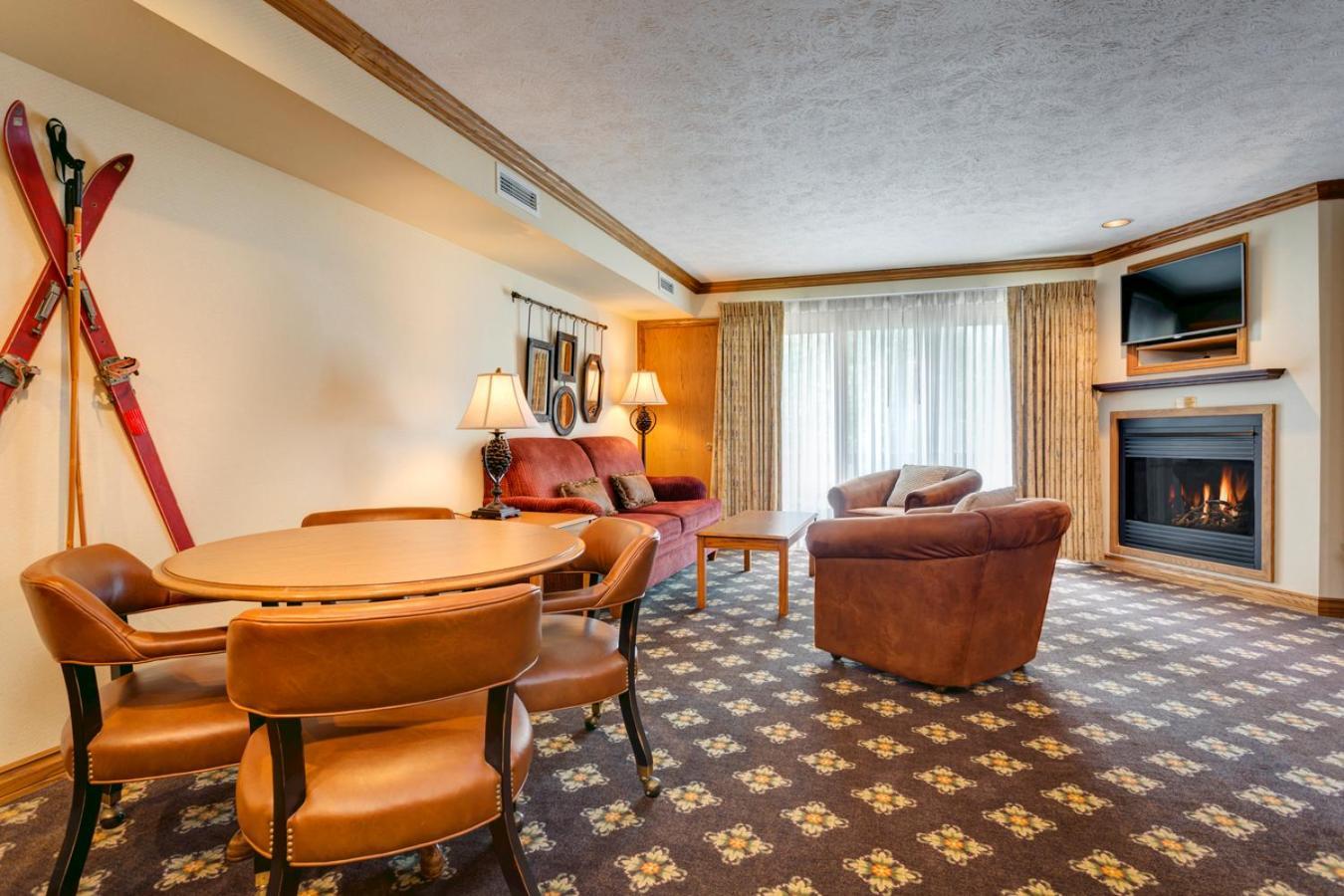 The Highlands At Harbor Springs Hotel Room photo