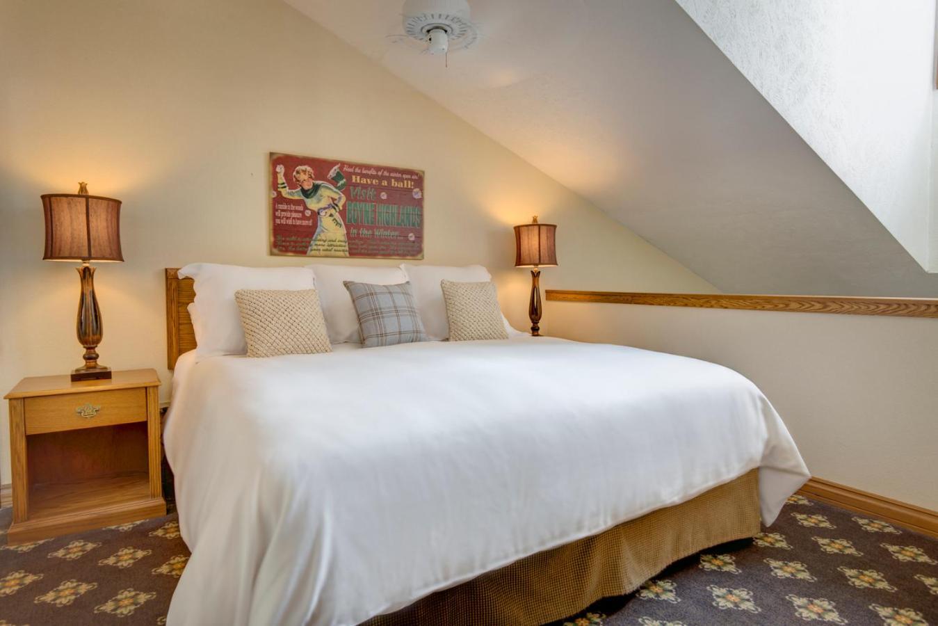 The Highlands At Harbor Springs Hotel Room photo