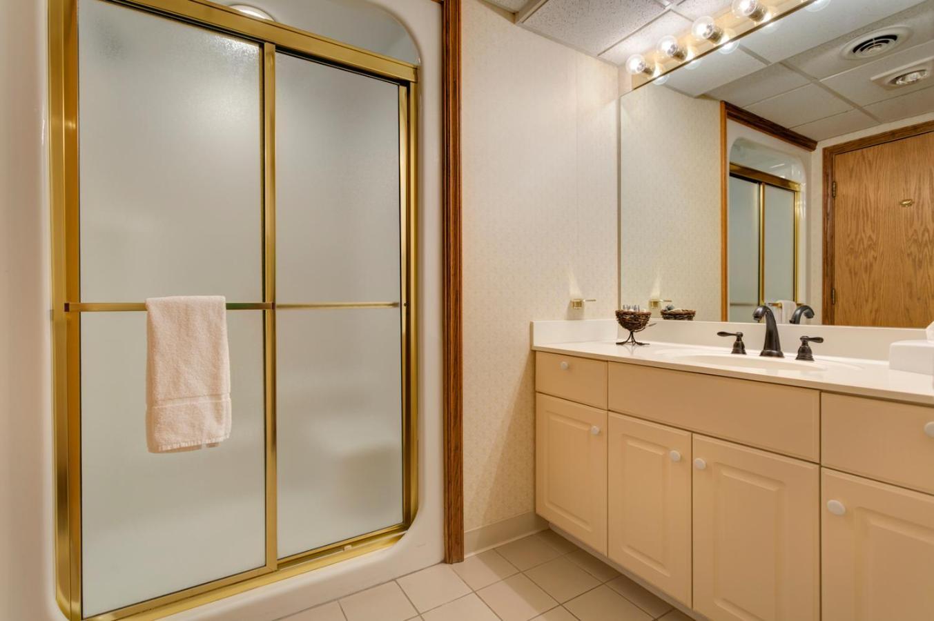 The Highlands At Harbor Springs Hotel Room photo