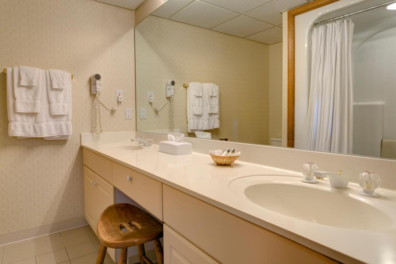 The Highlands At Harbor Springs Hotel Room photo