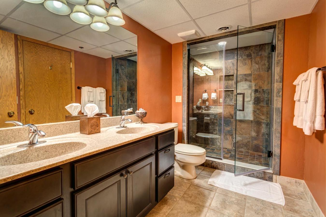 The Highlands At Harbor Springs Hotel Room photo